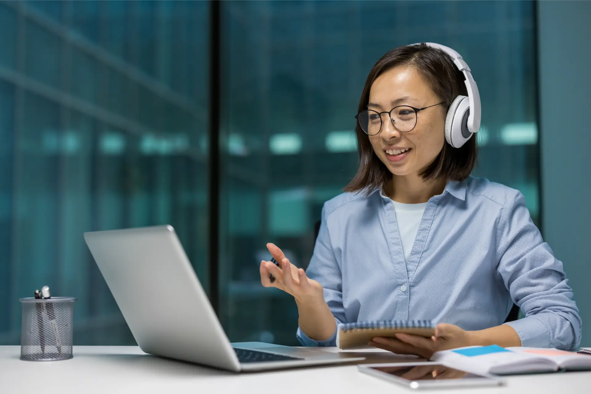 Como aprender inglês com séries: profissional com fones assistindo a um curso no laptop
