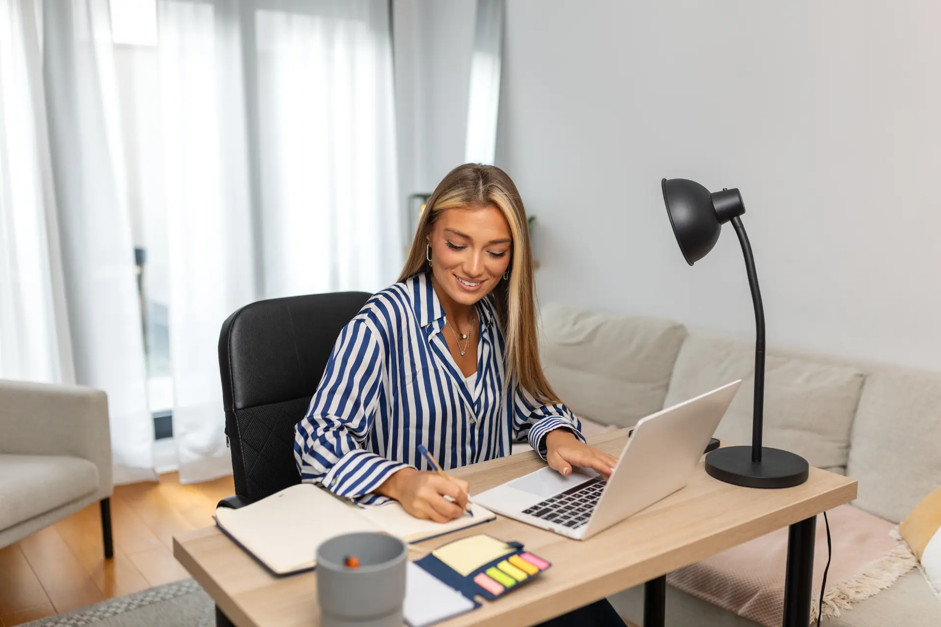 Profissional em home office moderno criando uma rotina de imersão em inglês em casa