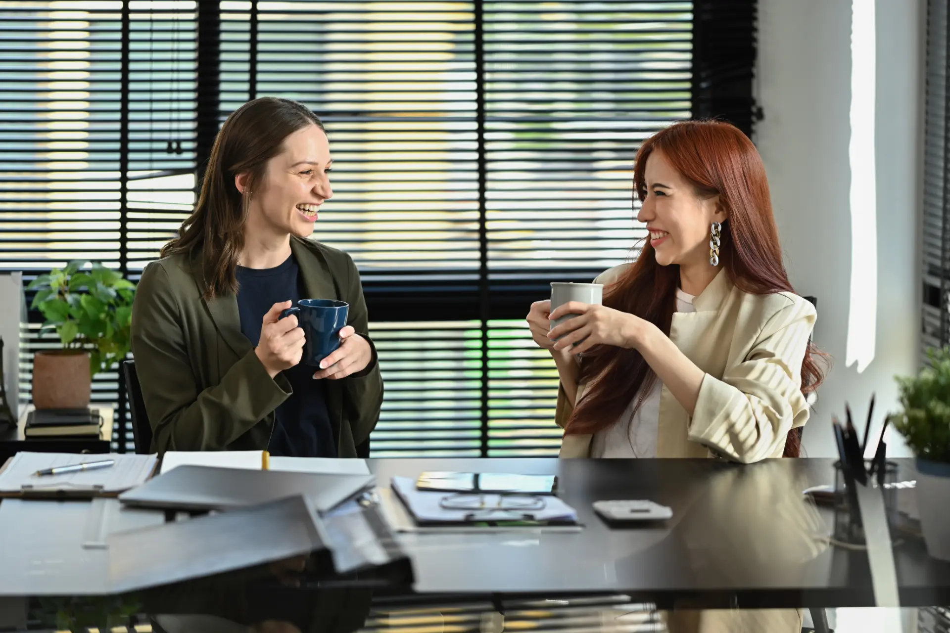 Dois profissionais fazendo small talk em inglês durante pausa no escritório moderno