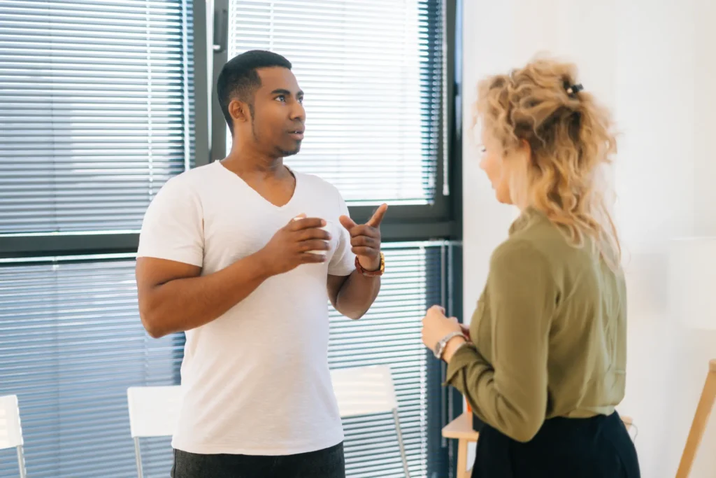 Colegas de trabalho iniciando uma conversa em inglês durante o café
